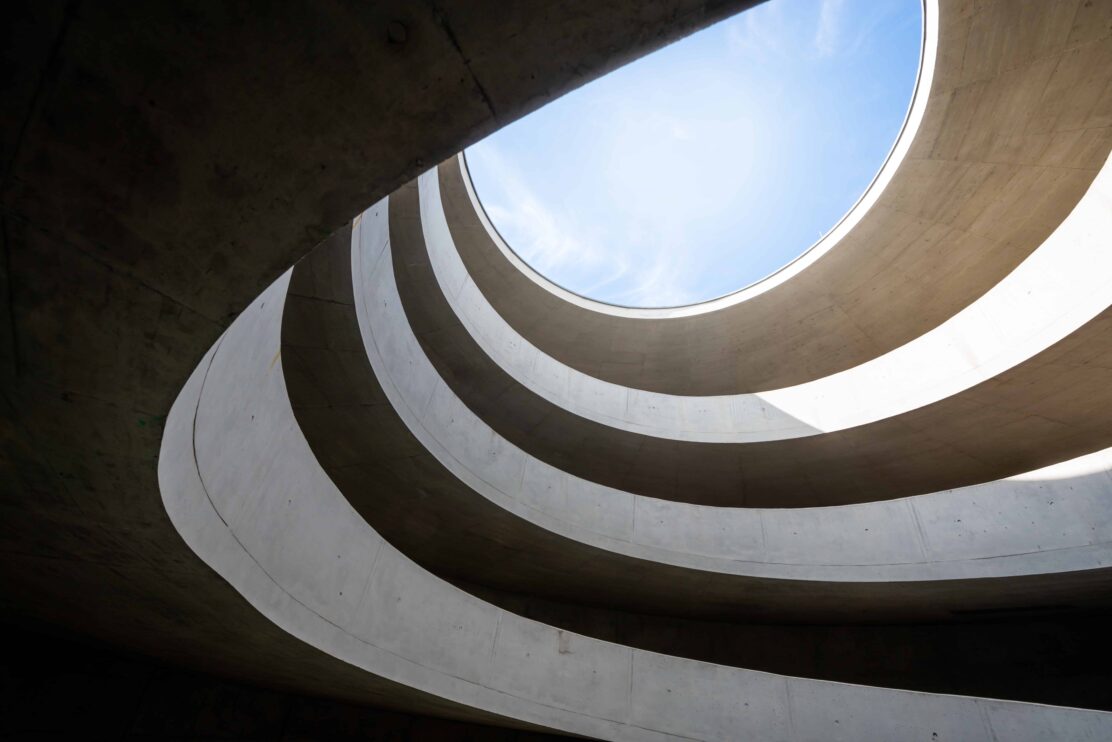 modern-driveway-in-a-parking-garage-in-leipzig-germany