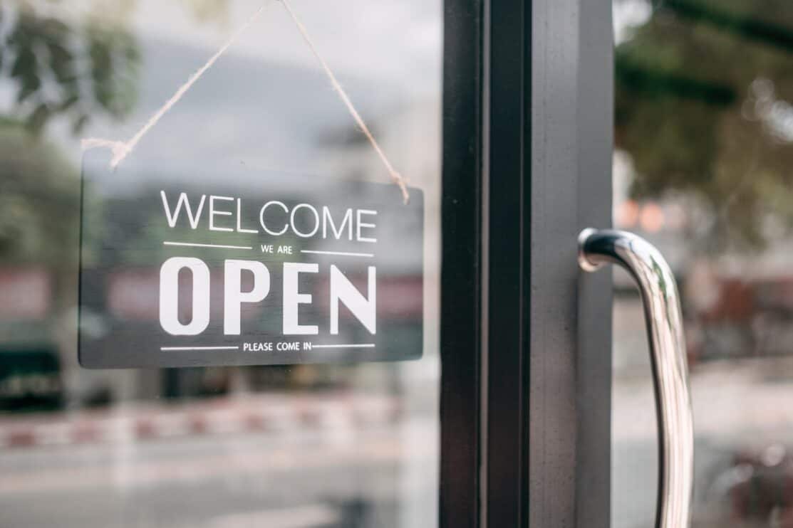 closeup-of-open-and-welcome-to-store-sign-board-at-the-door